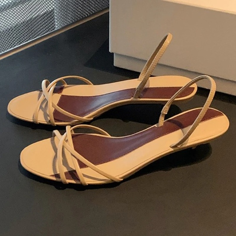 Décolleté da donna con cinturi - Kitten Heel Women recensione e prezzo