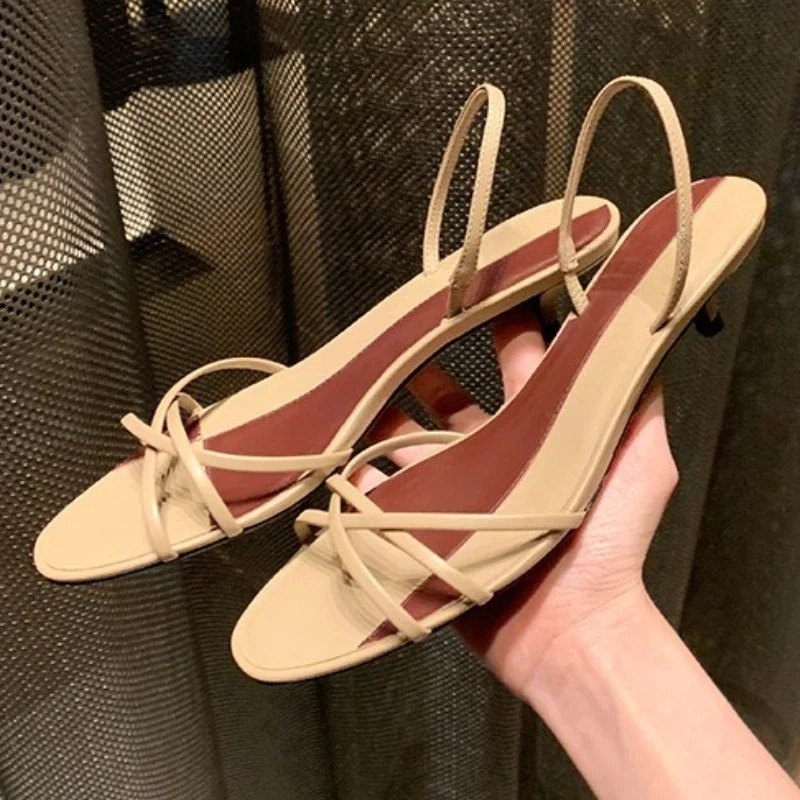 Décolleté da donna con cinturi - Kitten Heel Women recensione e prezzo