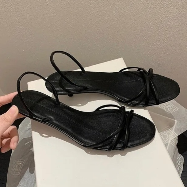Décolleté da donna con cinturi - Kitten Heel Women recensione e prezzo