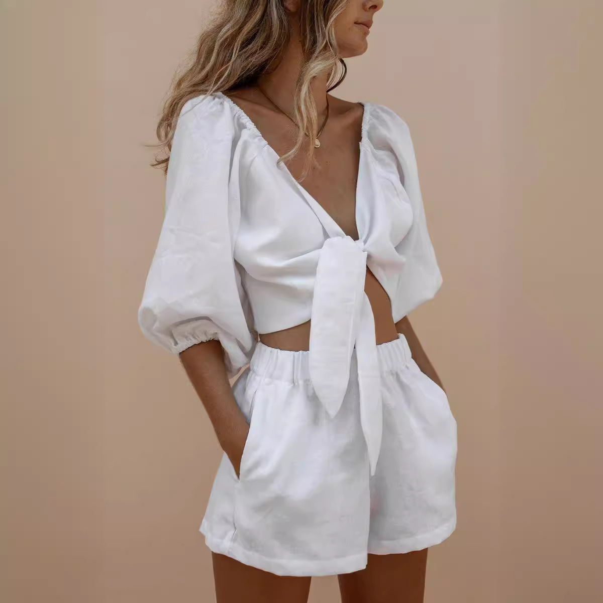 Pantaloncini di pizzo con mani - Monochrome Suit Set recensione e prezzo